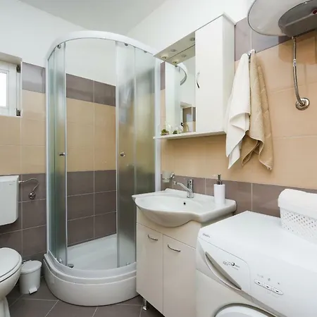 فيلة Basil Zadarvillas