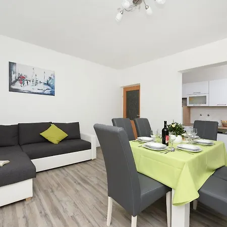 Basil Zadarvillas Vila *