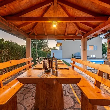 Basil Zadarvillas * בנקובאץ